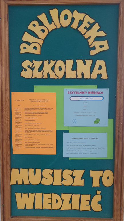 Gablota w szkole z informacjami o: wynikach na  NAJLEPSZEGO CZYTELNIKA ROKU, wydarzeniami nietypowymi w miesiącu październiku, z przysłowiami ludowymi na miesiąc październik