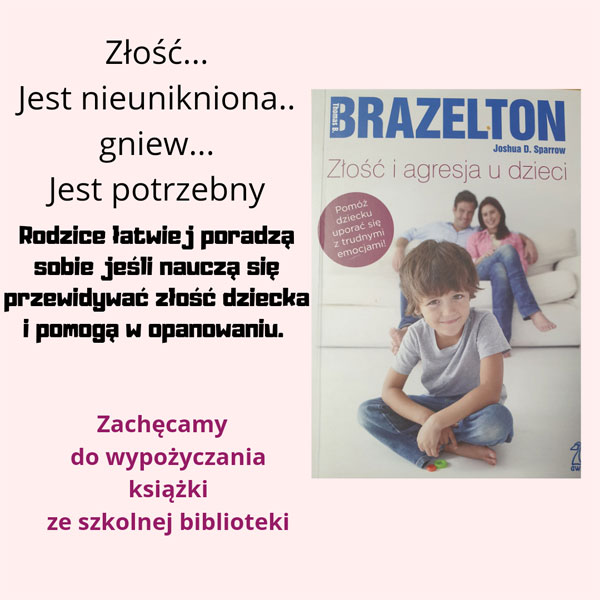 Okładka książki: mały chłopiec uśmiecha się i siedzi po turecku na podłodze, na drugim planie uśmiechnięci objęci rodzice siedzą na białej sofie