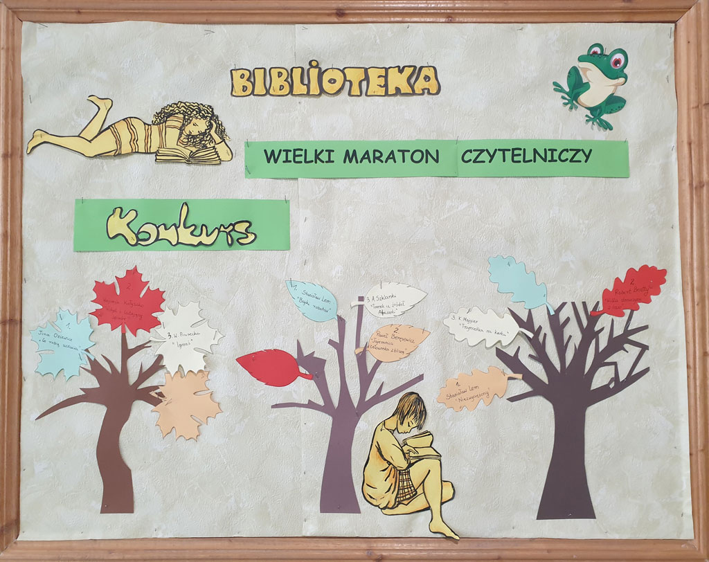 Tablica, na górze napis Biblioteka, pod nim napis Wielki Maraton Czytelniczy, niżej napis Konkurs. Z lewej strony napisu leżąca dziewczyna z książką, z prawej żabka. Pod napisami 3 drzewa z kolorowymi listkami. Przy środkowym siedząca dziewczyna z książką.
