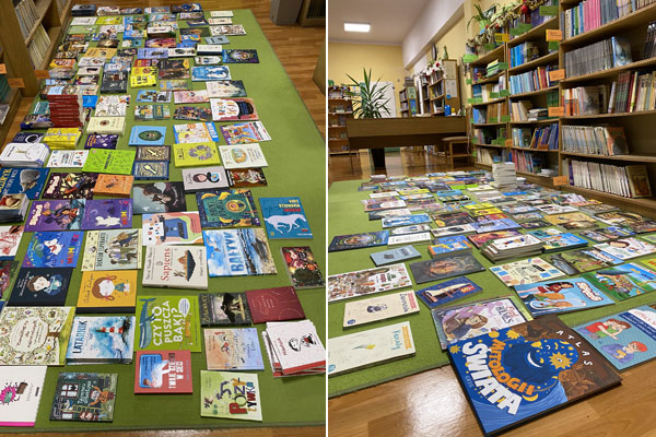 Książki ułożone na podłodze.