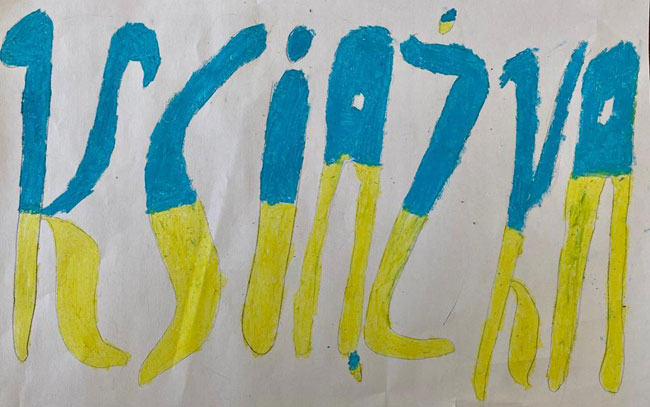 Szare tło, niebiesko-żółty napis książka.