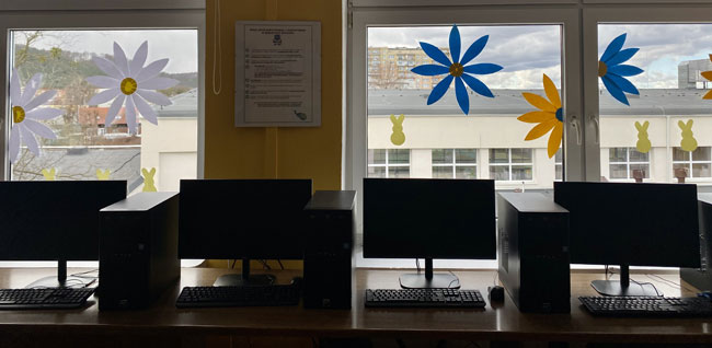 Komputery na tle okna.