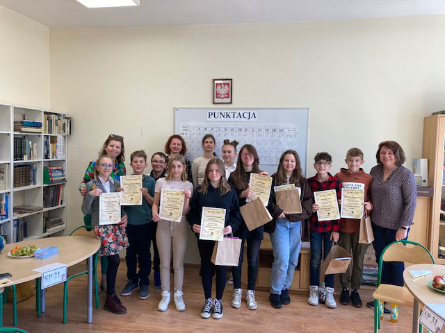 Grupa uczniów w sali lekcyjnej.