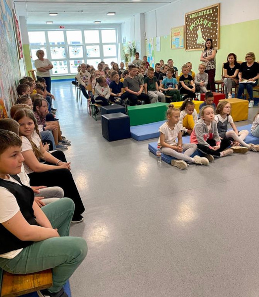 Hol szkolny, grupa uczniów, nauczycielki.