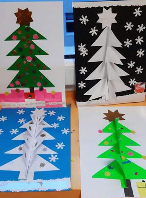 Prace uczniów - na kartkach przestrzenne choinki.