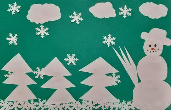 Ciemnozielone tło, białe chmurki, białe gwiazdki, białe choinki, biały bałwan w kapeluszu, z pomarańczowym nosem i czarnymi oczami.