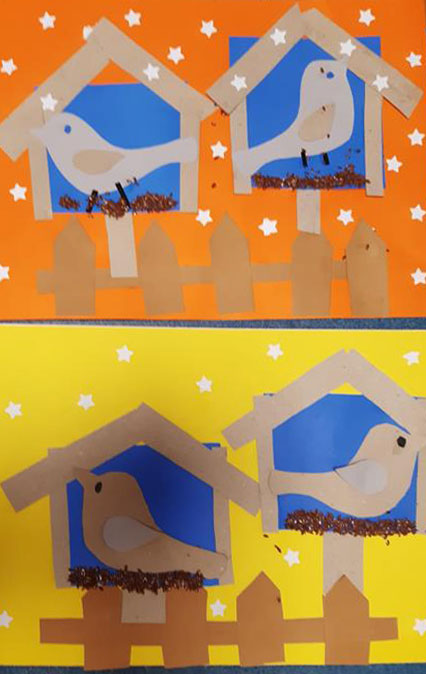 Prace świetliczaków - naklejone karmniki wykonane z pasków papieru i ptaszki.