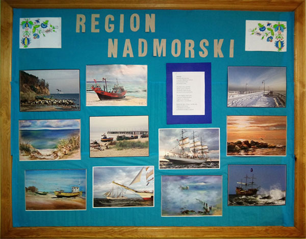 Tablica - niebieskie tło, biały napis 'Region nadmorski', zdjęcia związane z morzem.