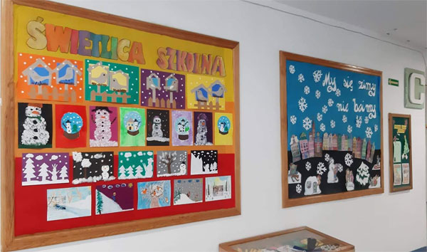 Dwie tablice wiszące na ścianie.