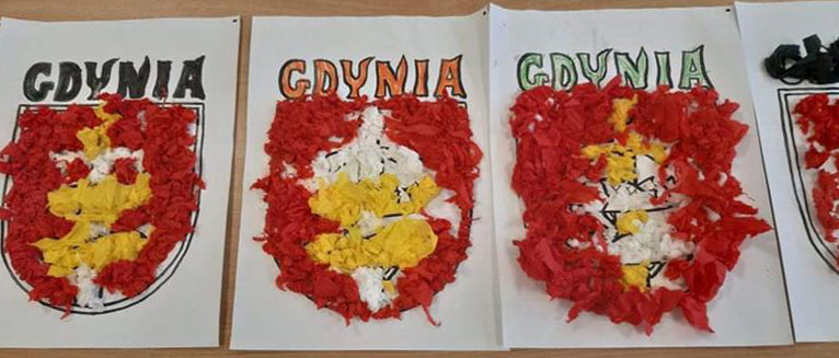 Herby Gdyni z kuleczek kolorowej krepiny.