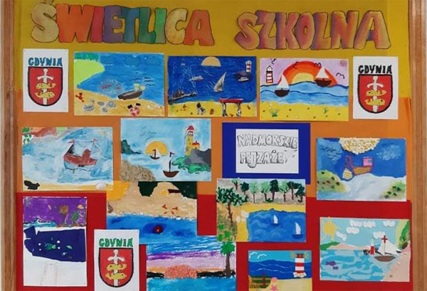 Żółte tło, różnokolorowe napisy napisy, rysunki dzieci.