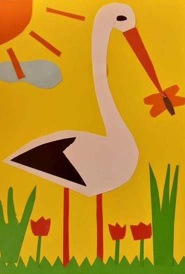 Praca dziecka - niebieskie tło, zielona trawa, czerwone tulipany, pomarańczowe słońce, bocian.