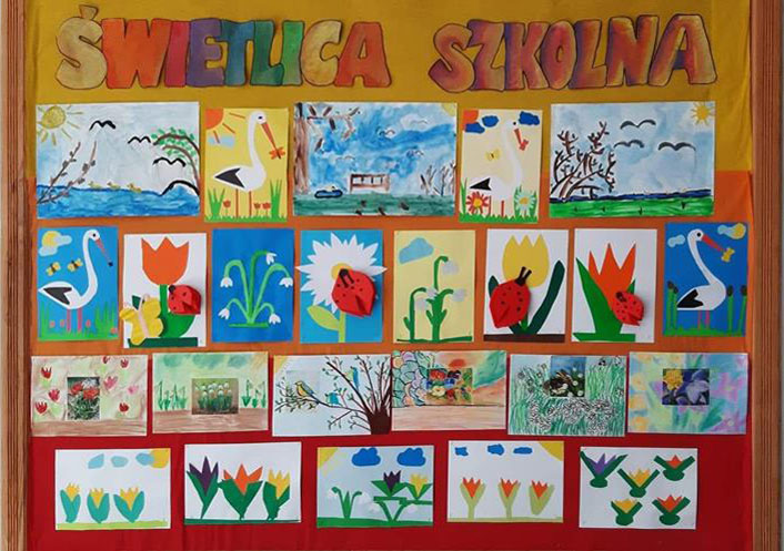 Pomarańczowe tło, różnokolorowe napisy napisy, rysunki dzieci.