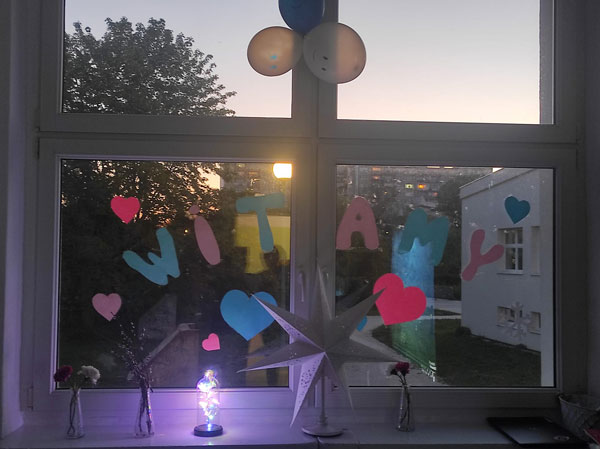 Okno - kolorowe serduszka, kolorowy napis, baloniki.